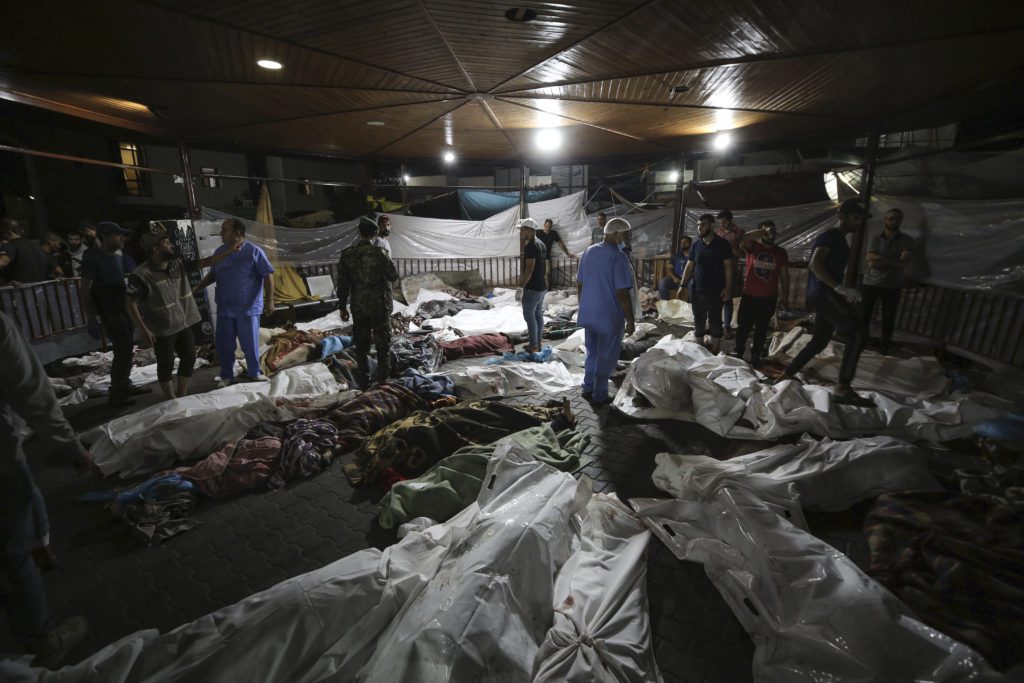 Πνίγεται στο αίμα η Γάζα – Διεθνής κατακραυγή για το πολύνεκρο χτύπημα στο νοσοκομείο (Photos – Videos)