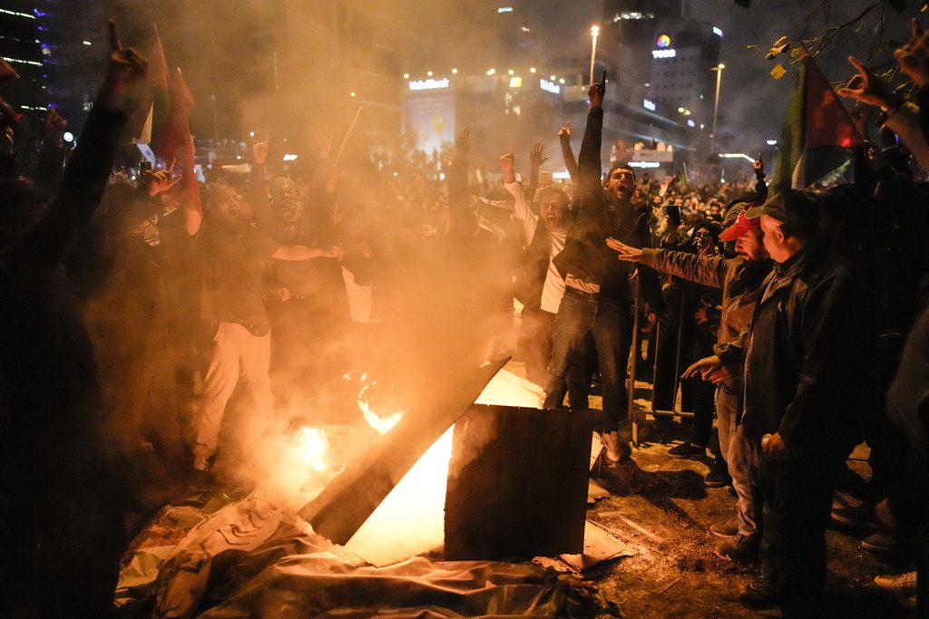 Καζάνι που βράζει η Μ. Ανατολή για τη φρίκη στη Γάζα: Πύρινες διαδηλώσεις σε Ιράν, Λίβανο, Ιορδανία, Τουρκία (Photos – Video)