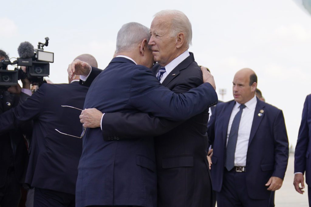 Διεθνής Τύπος: «Ο Μπάιντεν αγκαλιάζει το Ισραήλ – Η διπλωματία στα ερείπια»