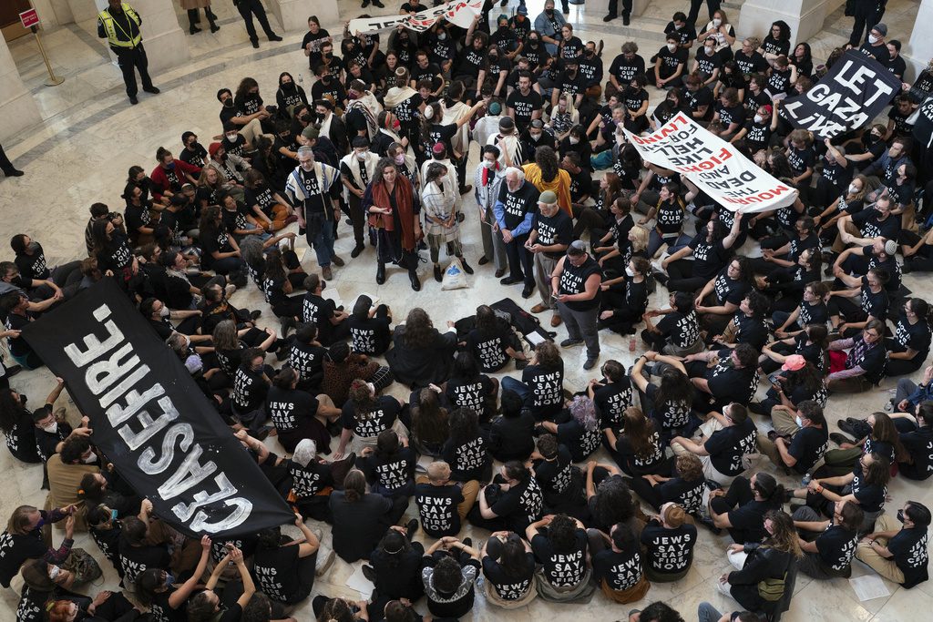 ΗΠΑ: Εισβολή στο Καπιτώλιο από διαδηλωτές υπέρ της εκεχειρίας στη Γάζα (Videos)