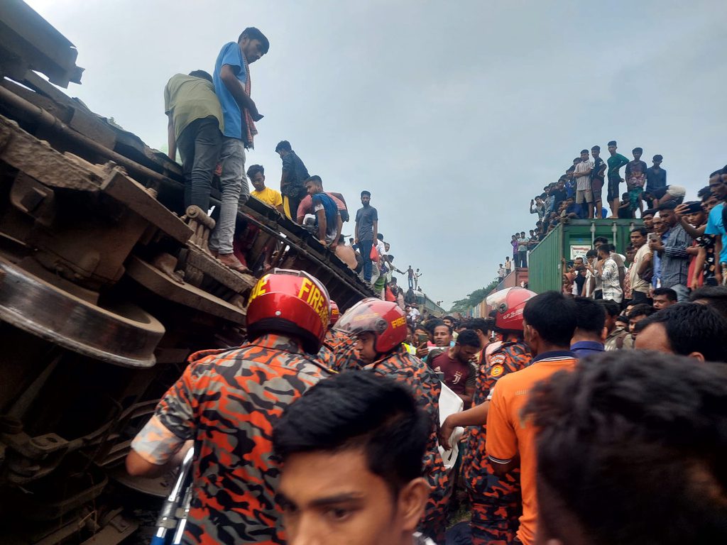 Μπανγκλαντές: Τουλάχιστον 17 νεκροί και 100 τραυματίες από σύγκρουση τρένων