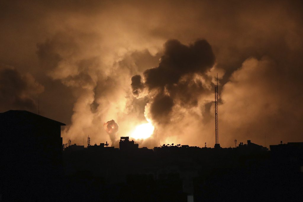 Το Ισραήλ σφυροκοπά τη Λωρίδα της Γάζας – «Επεκτείνεται η χερσαία επιχείρηση» – Αναφορές για εισβολή ισραηλινών τανκς