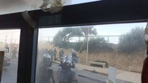 Ηράκλειο: Η αστυνομία εγκλώβισε ολόκληρη συνέλευση σε κλειστό χώρο