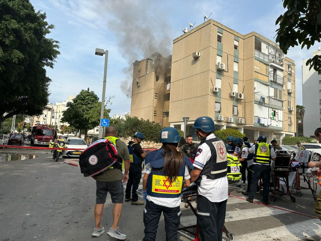 Μέση Ανατολή: Η στιγμή που ρουκέτα χτυπά κτίριο στο Τελ Αβίβ – Τρεις τραυματίες (Video)