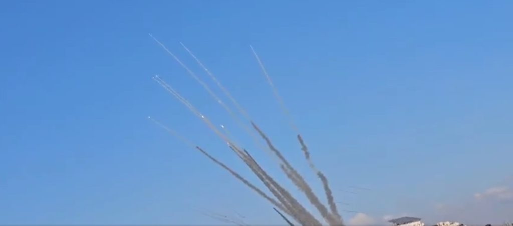Μέση Ανατολή: Η Χαμάς βομβαρδίζει κατά κύματα την Ασκελόν με καταιγισμό ρουκετών (Video)
