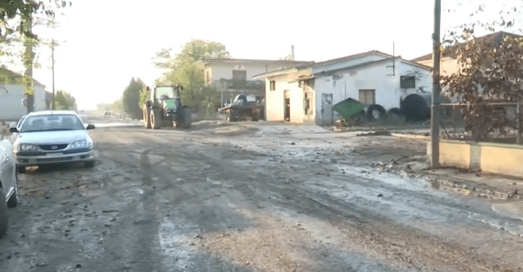 Σωτήριο Λάρισας: Μέσα στις λάσπες το εκλογικό κέντρο – «Οι υπεύθυνοι πρέπει να πληρώσουν» (Video)