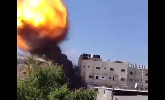 Ανελέητο σφυροκόπημα στη Γάζα: Συγκλονιστικό βίντεο όταν πύραυλος του Ισραήλ ισοπεδώνει κατοικία