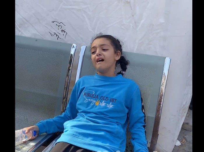 «Γιατί δεν μπορούν να δείξουν έλεος» –  Κοριτσάκι στη Γάζα καταρρέει αντικρίζοντας τη νεκρή του μητέρα (Video)
