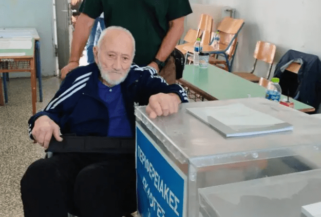 Τρίκαλα: Ψηφοφόρος 103 ετών άσκησε το εκλογικό του δικαίωμα (Photo)