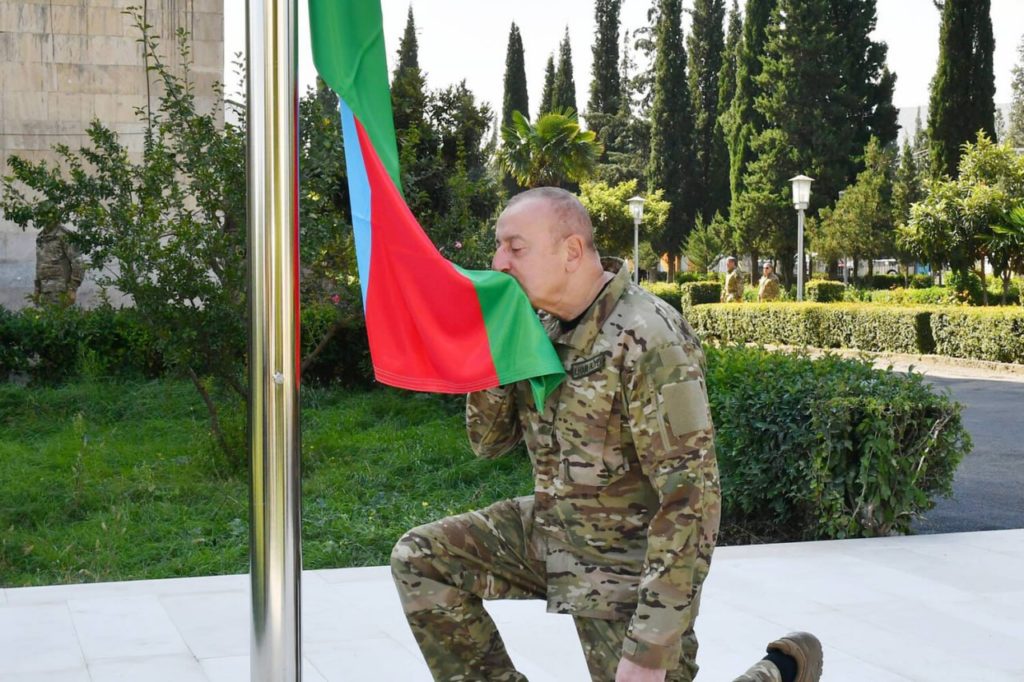 Ναγκόρνο Καραμπάχ: Ο Αλίεφ ύψωσε τη σημαία του Αζερμπαϊτζάν