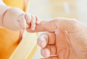 Σοκάρονται με τις λίγες γεννήσεις αλλά σφυρίζουν αδιάφορα για τη φτώχεια των νοικοκυριών