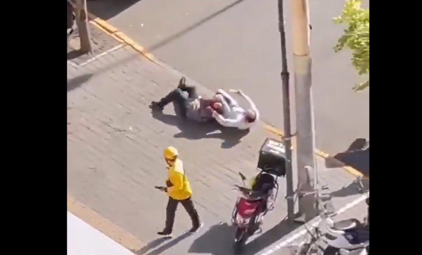 Σοκαριστικό βίντεο: Η στιγμή που ο ισραηλινός διπλωμάτης δέχεται επίθεση στο Πεκίνο (Πολύ σκληρές εικόνες)