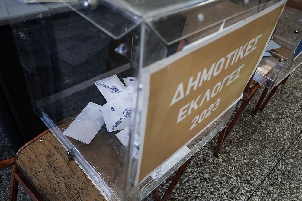 Οι 36 δήμαρχοι της Αττικής που εξελέγησαν από τον πρώτο γύρο