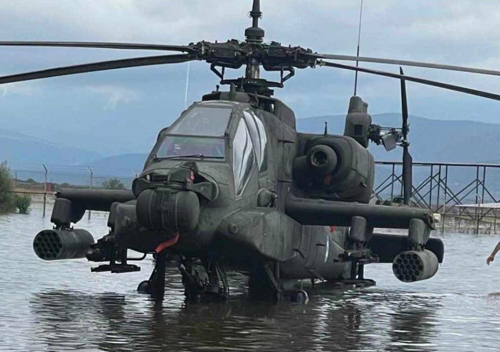 Στεφανοβίκειο: Καλωπίζουν τα βυθισμένα ελικόπτερα Απάτσι για να βγάλουν φωτογραφίες