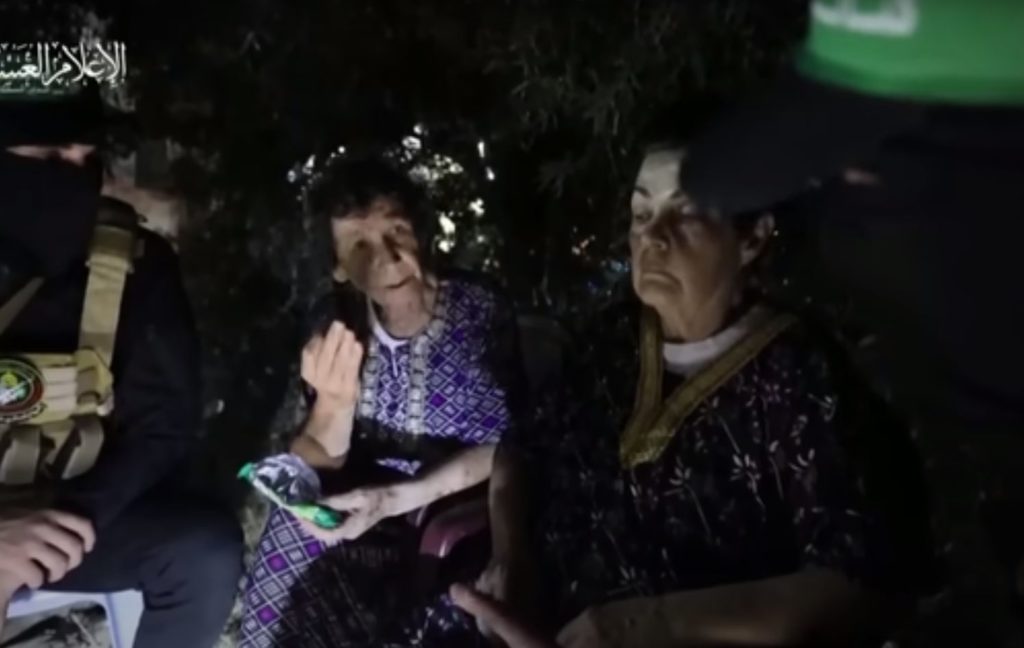 Γάζα: Η 85χρονη που απελευθερώθηκε από τη Χαμάς περιγράφει όσα έζησε: «Με φόρτωσαν σε μία μοτοσικλέτα…» (Video)