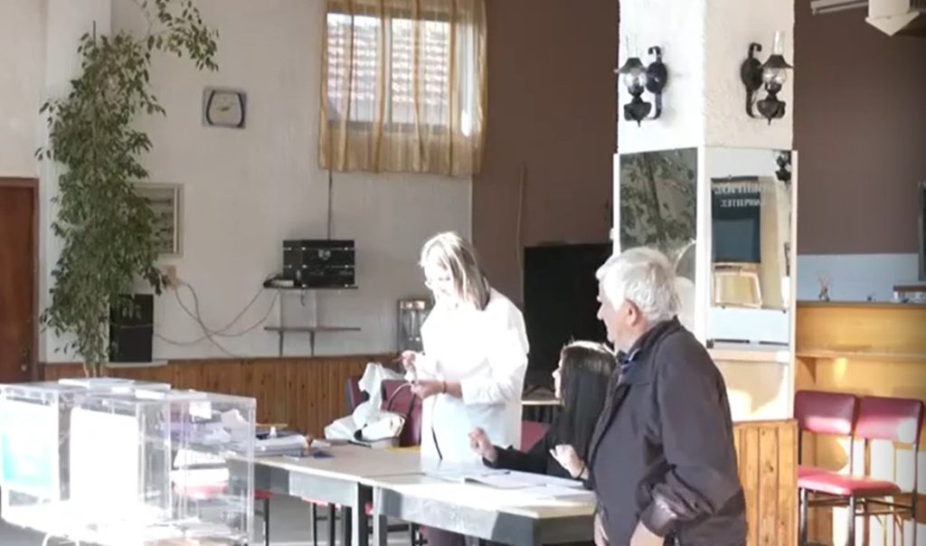 Αυτοδιοικητικές εκλογές 2023: Καφενείο μετατράπηκε σε εκλογικό κέντρο στην χτυπημένη από τις πλημμύρες Καρδίτσα (Video)