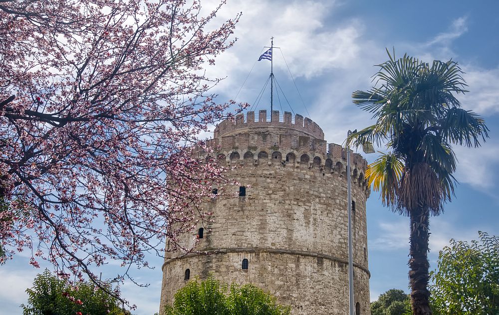 Θεσσαλονίκη: Συμβολική περικύκλωση του Λευκού Πύργου «με ένα κερί για την ειρήνη»
