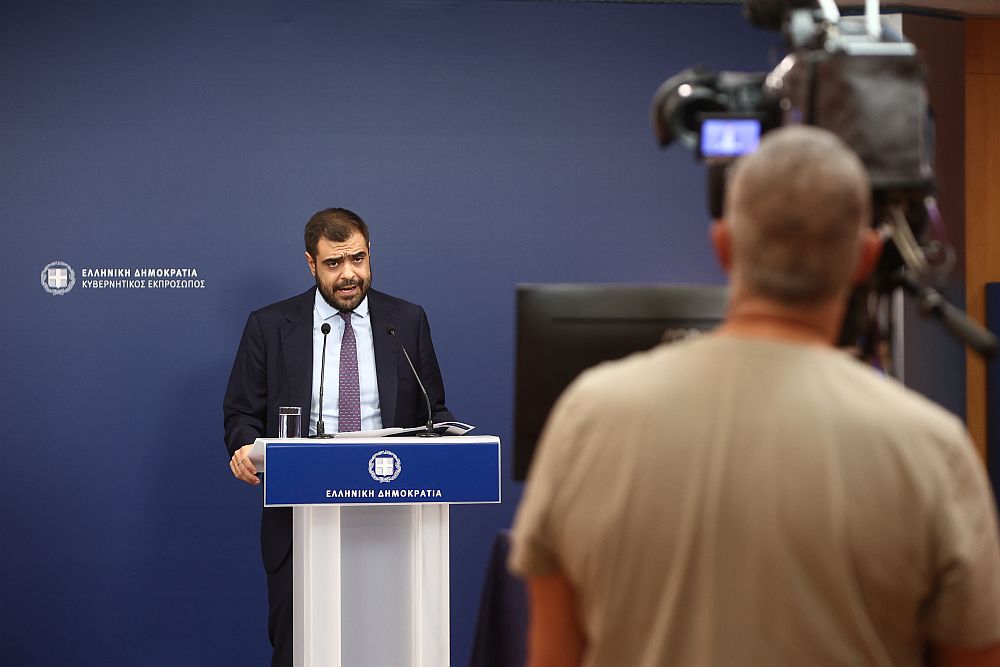 «Ήξεις αφήξεις» Μαξίμου μετά τα τουρκικά δημοσιεύματα για αποστρατιωτικοποίηση νησιών