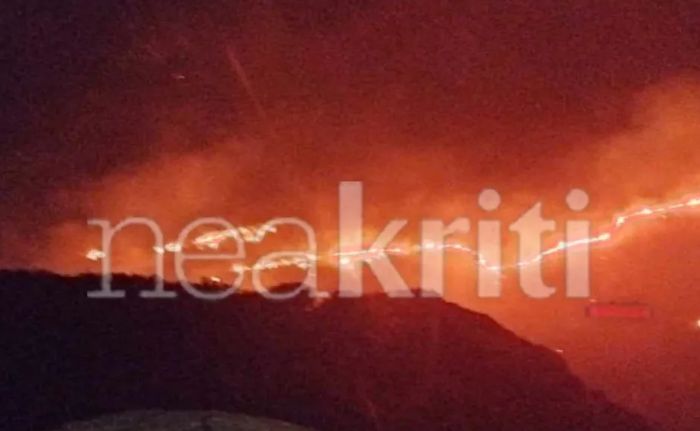 Φωτιά στη Μεσαρά: Καίει για δεύτερη ημέρα – Βίντεο από τη μεγάλη φωτιά (Video)