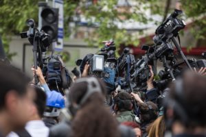 Διεθνής Τύπος: «Καμπανάκι» για την ελευθερία του Τύπου και στη Γαλλία του Μακρόν &#8211; Έξαλλος με τις δικαστικές αρχές ο Τραμπ