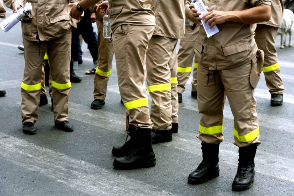 2.500 εποχικοί πυροσβέστες σε ανεργία αλλά από αστυνομικούς και παπάδες, καλά πάμε!