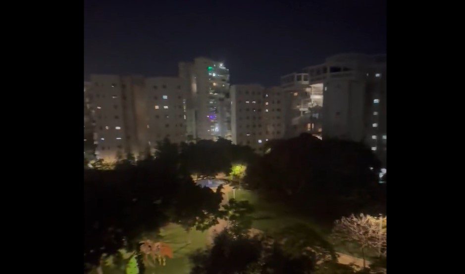 Ισραήλ: Πολίτες ψάλλουν τον εθνικό ύμνο από τα μπαλκόνια τους (Video)