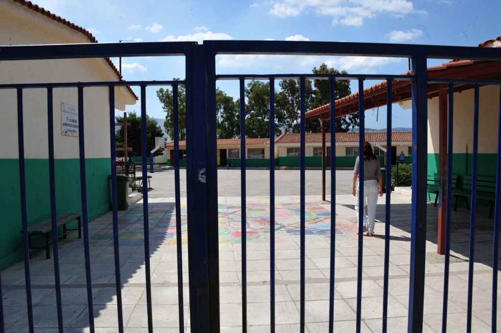 Συναγερμός στον Ασπρόπυργο: Ανήλικοι εισέβαλαν σε σχολείο με μαχαίρια