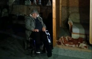 Εικόνες ντροπής στη Χαλκιδική: Τον έβγαλαν από το σπίτι του και θα περάσει τη νύχτα στο κρύο, μετά την έξωση (Photos)