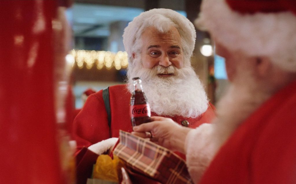 Αυτά τα Χριστούγεννα η Coca-Cola μας καλεί όλους να ανακαλύψουμε τον Αϊ-Βασίλη που κρύβουμε μέσα μας