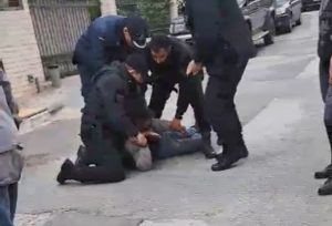 Χαλκιδική: Η αστυνομία πέταξε 82χρονο με αναπηρία έξω απ’το σπίτι του, μέσα στο κρύο (Video)