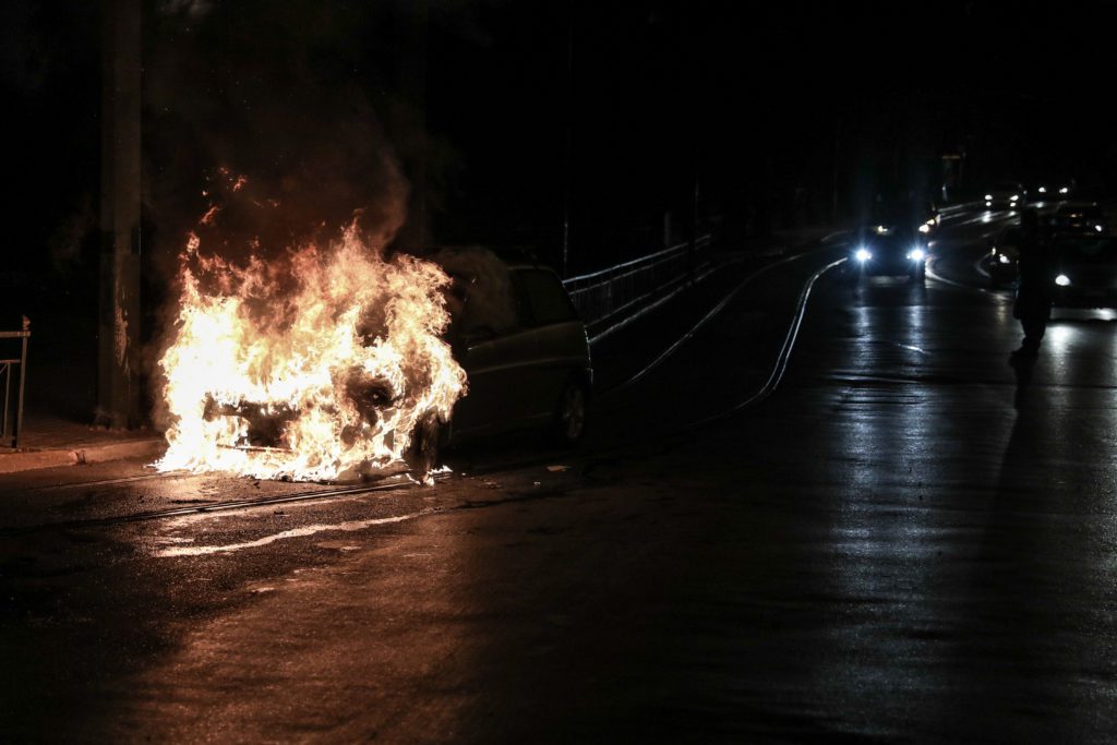 Θεσσαλονίκη: Αυτοκίνητο τυλίχθηκε στις φλόγες - Με εγκαύματα στο νοσοκομείο  ο οδηγός - Documento