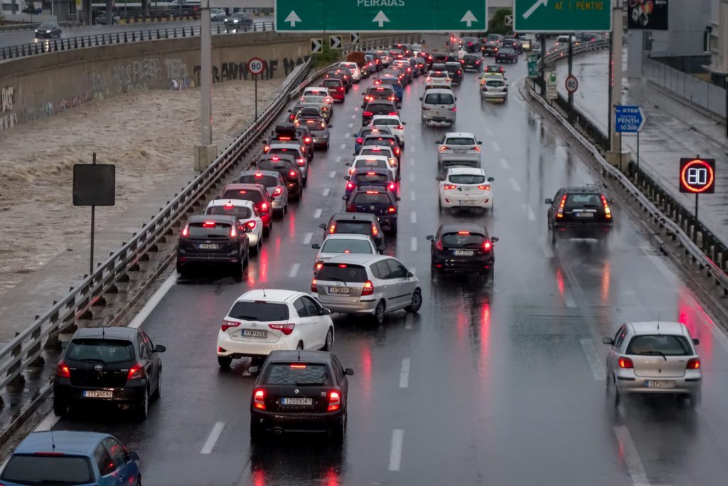 «Φράκαραν» οι δρόμοι λόγω βροχής – Πού εντοπίζονται τα μεγαλύτερα προβλήματα