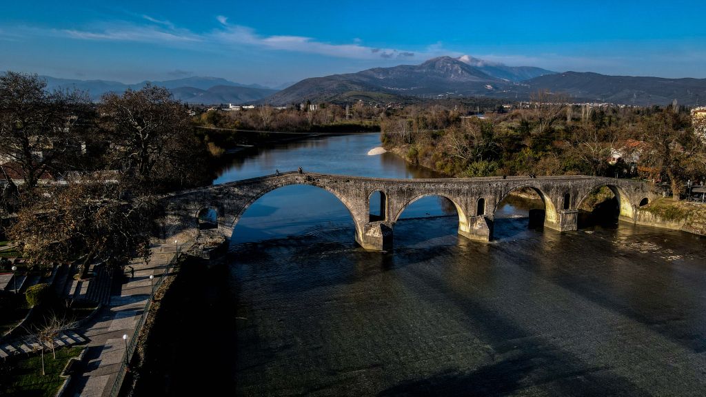 Θρίλερ στην Άρτα: Εντοπίστηκε ανθρώπινος σκελετός μέσα σε στρατόπεδο