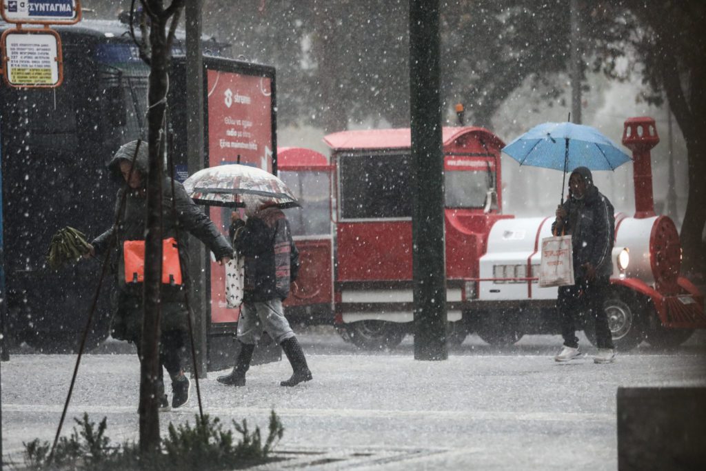 Καιρός: Ισχυρές καταιγίδες, πιθανότητα για χαλάζι και στην Αττική – Πώς θα κινηθούν τα φαινόμενα (LIVE)