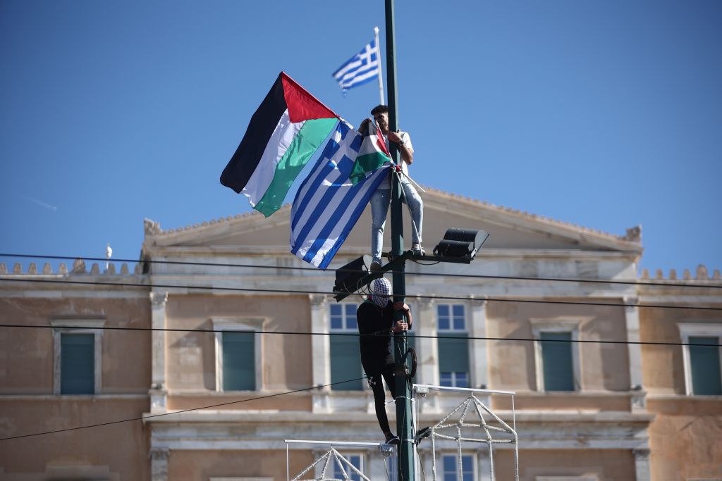 Ηλιόπουλος: Πράξη ντροπής για τη χώρα η σύλληψη του Παλαιστίνιου διαδηλωτή