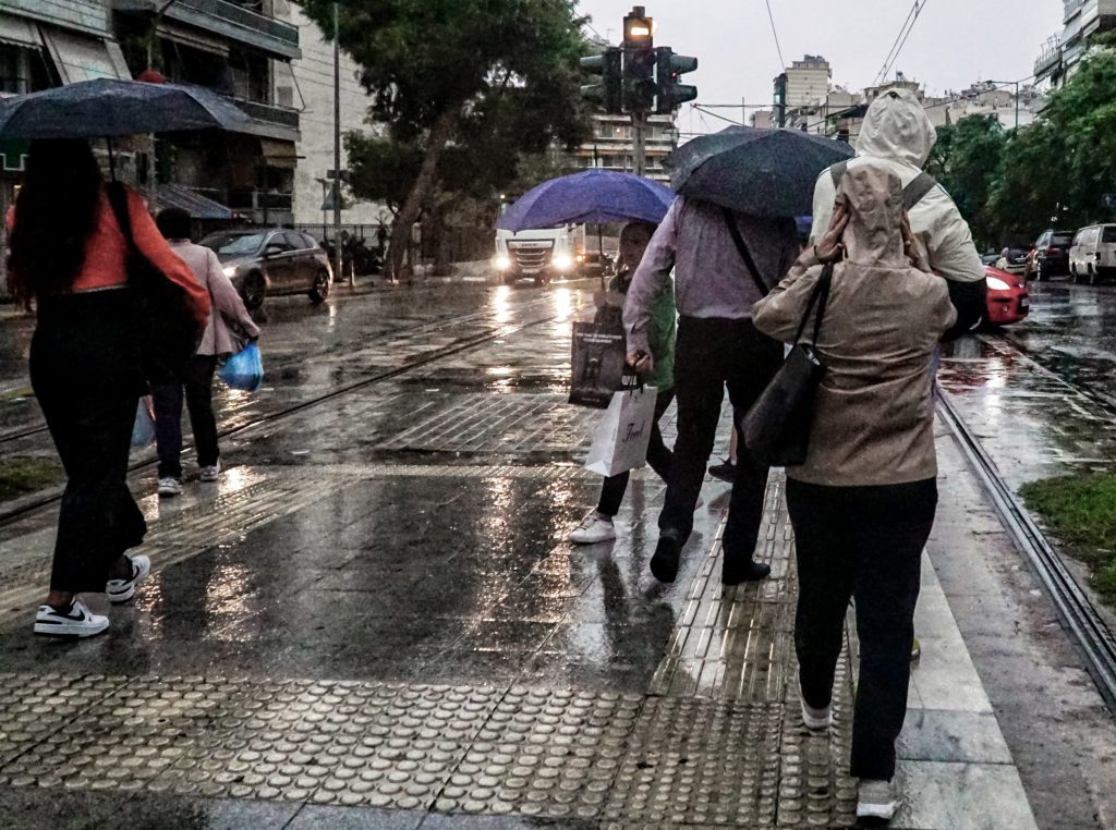 Καιρός: Επιδείνωση από το βράδυ – Έρχονται βροχές, καταιγίδες και τσουχτερό κρύο (LIVE)