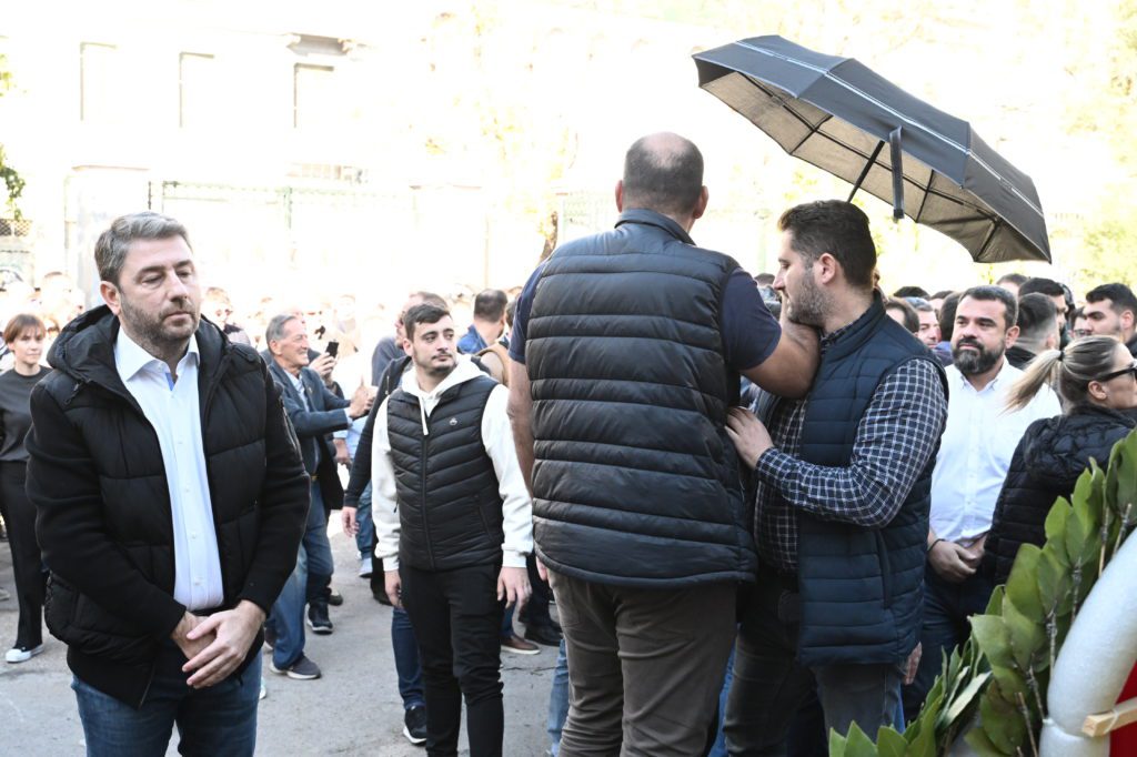 Νίκος Ανδρουλάκης: Πήγε να καταθέσει στεφάνι στο Πολυτεχνείο και του επιτέθηκαν με καφέδες (Photos – Video)