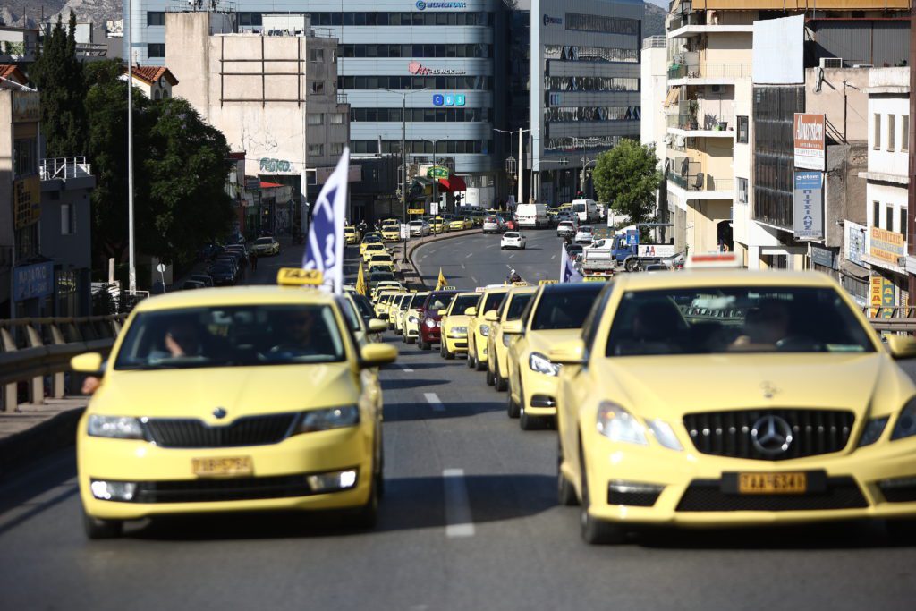 Τα ταξί τραβούν χειρόφρενο την Τετάρτη – 24ωρη απεργία για το φορολογικό νομοσχέδιο