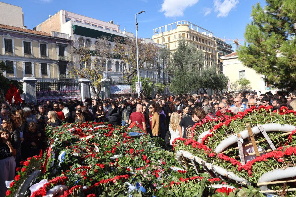 Πολυτεχνείο: Έκλεισαν οι πύλες – Κορυφώνονται οι εκδηλώσεις τιμής με τη μεγαλειώδη πορεία (Photos)
