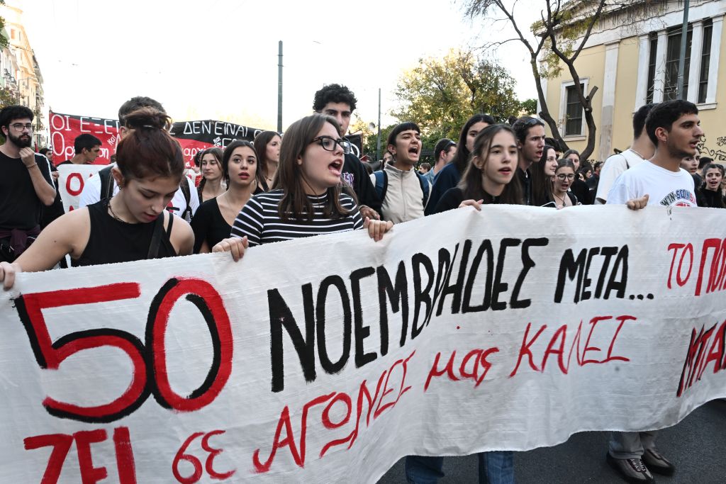 Πολυτεχνείο: 50 χρόνια μετά – Μεγαλειώδης πορεία στο κέντρο της Αθήνας (Photos -Videos)