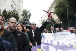 Οι μαζικές αντιδράσεις των ελεύθερων επαγγελματιών στρίμωξαν την κυβέρνηση &#8211; Οι αλλαγές στα τεκμήρια φορολόγησης