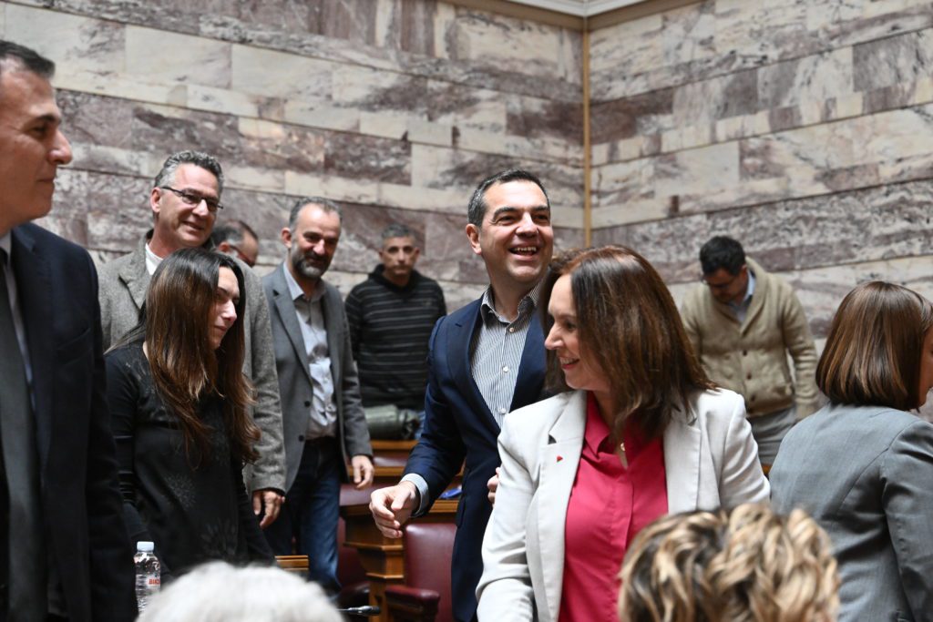 ΣΥΡΙΖΑ: Όρθιοι με θερμό χειροκρότημα υποδέχτηκαν τον Τσίπρα οι βουλευτές στην ΚΟ (Video & Photos)