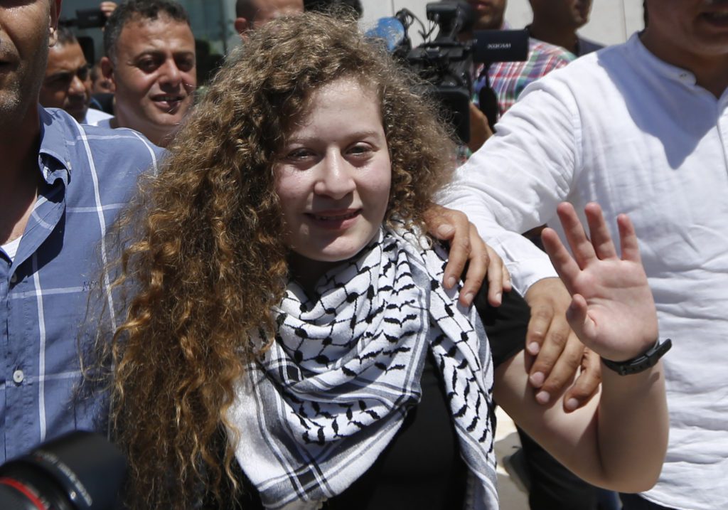 Δυτική Όχθη: Συνελήφθη η Άχεντ Ταμίμι, η νεαρή – σύμβολο του παλαιστινιακού αγώνα