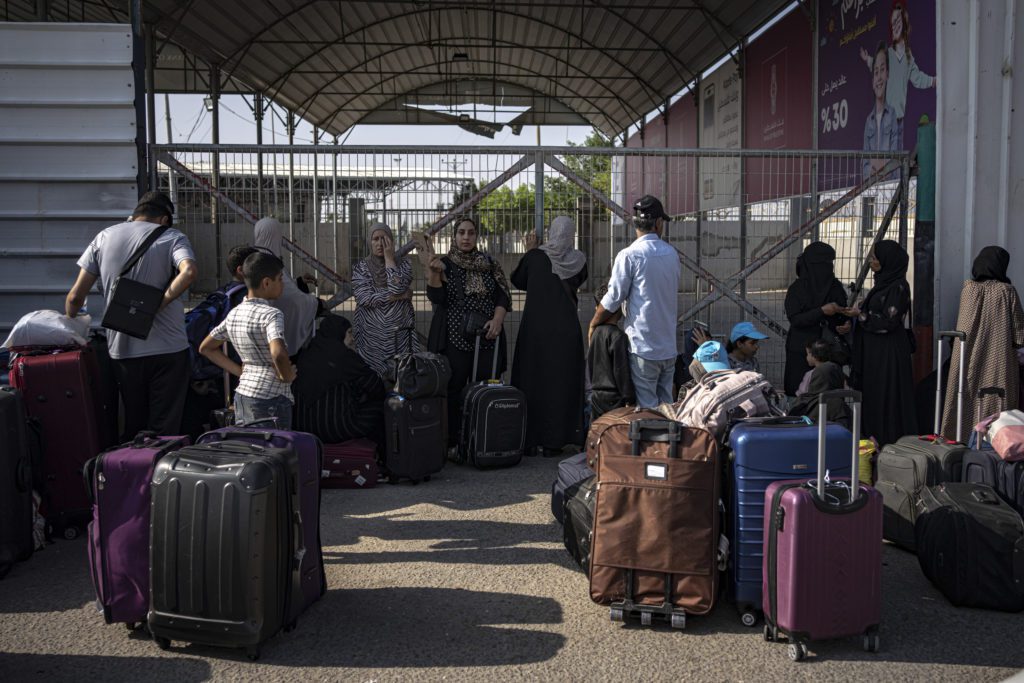 Μέση Ανατολή: Δώδεκα Έλληνες πολίτες ξέφυγαν από την κόλαση στη Γάζα – Πέρασαν στην Αίγυπτο