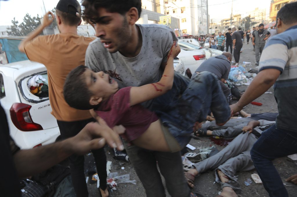 Κλιμακώνει το Ισραήλ τις επιθέσεις στη Γάζα – Ο Μπλίνκεν συναντά ηγέτες στη Μέση Ανατολή