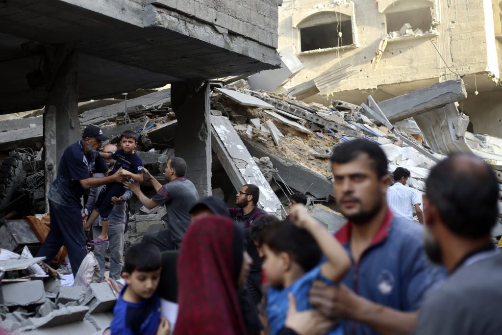 Εφιάλτης δίχως τέλος στη Γάζα: Συνεχίζεται το ανελέητο σφυροκόπημα – Ξεπερνούν τους 9.700 οι νεκροί (Photos)