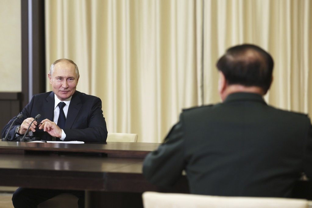 Πούτιν: Ενισχύεται η στρατιωτική συνεργασία με την Κίνα