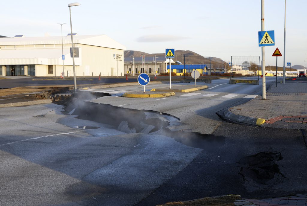 Ασύλληπτες εικόνες στην Ισλανδία: Άνοιξαν δρόμοι στα δύο και αναδύονται ατμοί – 900 σεισμοί σε 24 ώρες (Video)