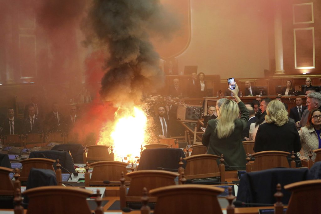 Πανικός στο αλβανικό κοινοβούλιο: Βουλευτές άναψαν καπνογόνα – Τι συνέβη (Photos)