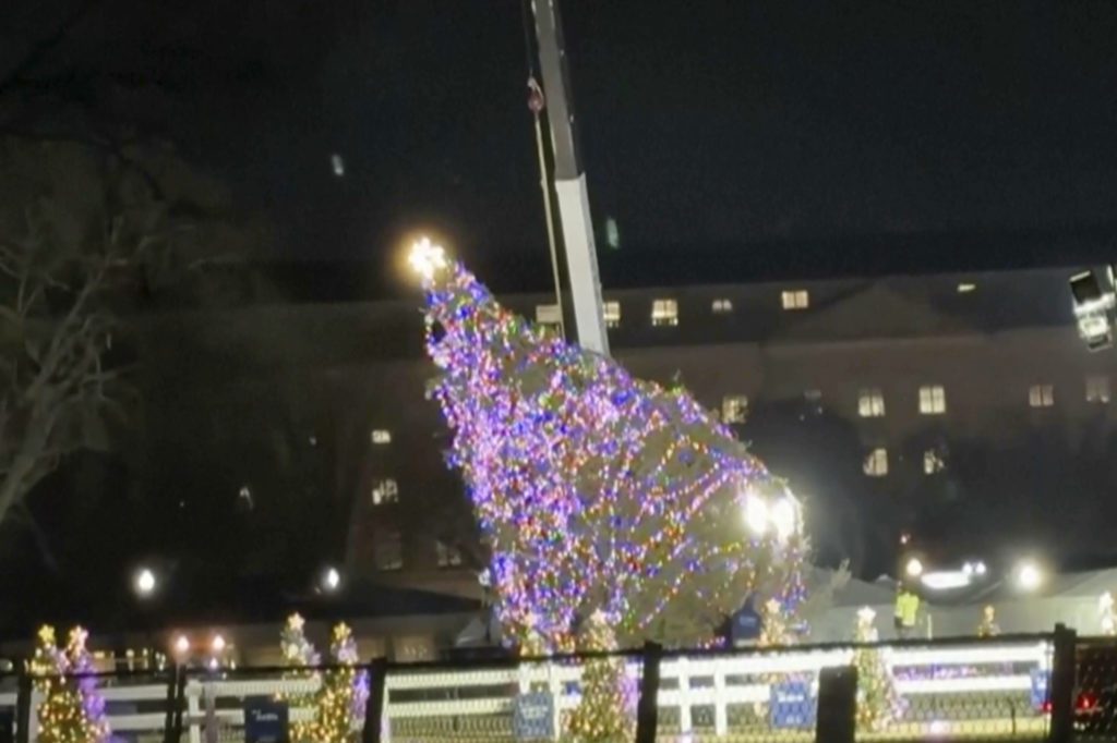 ΗΠΑ: Έπεσε το χριστουγεννιάτικο δέντρο μπροστά από τον Λευκό Οίκο (Videos)